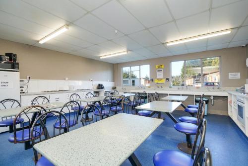 beach road holiday park in Otatara