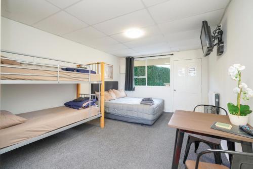 beach road holiday park in Otatara