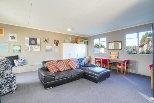 beach road holiday park in Otatara
