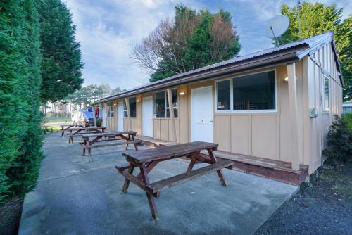 beach road holiday park in Otatara