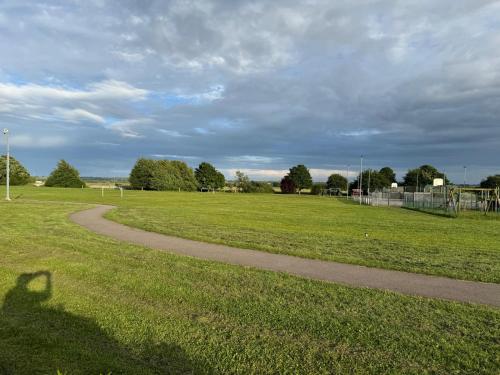 สภาพแวดล้อมโดยรอบ, Amazing 5 Bedrooms - 10 Beds Detached House in Bedford in เบดฟอร์ด