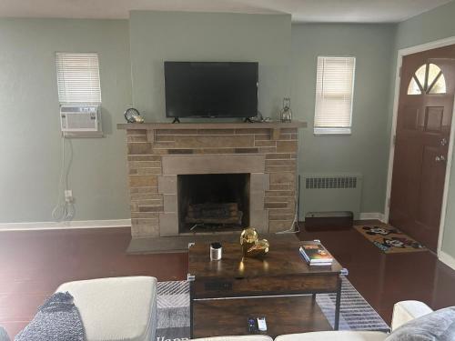 Beautifully Furnished Two-Bedroom Unit, Loaded With Appliances And Ample Parking in Pittsburgh, USA