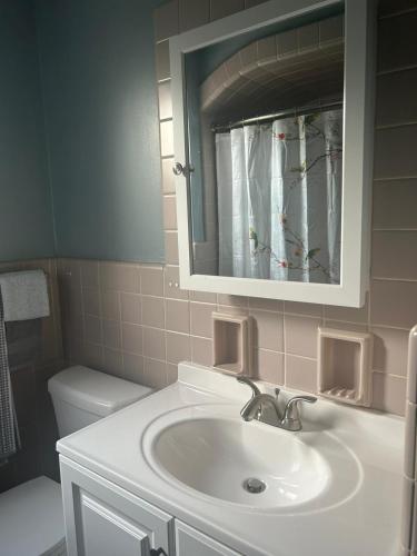 Beautifully Furnished Two-Bedroom Unit, Loaded With Appliances And Ample Parking in Pittsburgh, USA