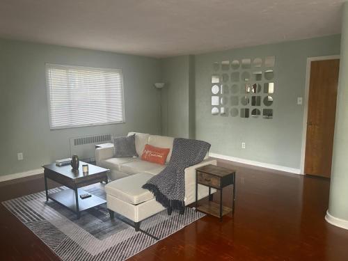 Beautifully Furnished Two-Bedroom Unit, Loaded With Appliances And Ample Parking in Pittsburgh, USA