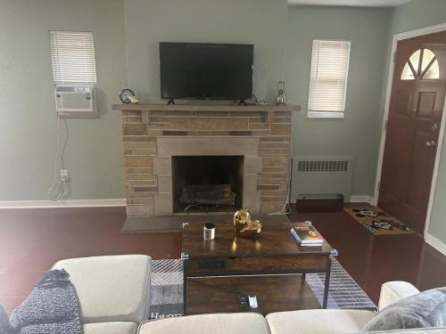 Beautifully Furnished Two-Bedroom Unit, Loaded With Appliances And Ample Parking in Pittsburgh, USA