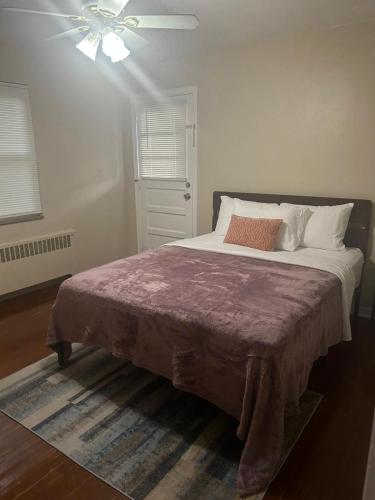 Beautifully Furnished Two-Bedroom Unit, Loaded With Appliances And Ample Parking in Pittsburgh, USA