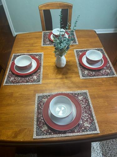 Beautifully Furnished Two-Bedroom Unit, Loaded With Appliances And Ample Parking in Pittsburgh, USA