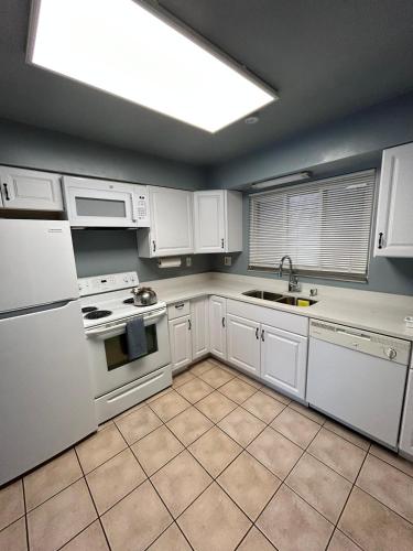 Beautifully Furnished Two-Bedroom Unit, Loaded With Appliances And Ample Parking in Pittsburgh, USA