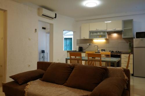 Sea Breeze Studio Apartment, 30m to Pebble Beach, Central Stobreč with Summer Amenities, Split (Foto 4)