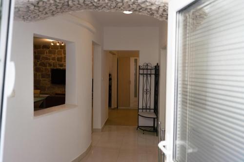 Sea Breeze Studio Apartment, 30m to Pebble Beach, Central Stobreč with Summer Amenities, Split (Foto 7)