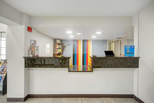 大堂, Motel 6 San Antonio, TX – I-35 North Corridor in 希爾村莊