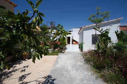 Tropical Oasis Costa Dorada with private pool in El Castell de Montornes