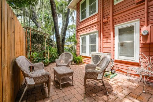 Mt Dora Garden Cottage with Patios, Walk to Downtown in Mount Dora, USA