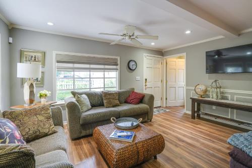 Mt Dora Garden Cottage with Patios, Walk to Downtown in Mount Dora, USA