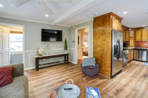 Mt Dora Garden Cottage with Patios, Walk to Downtown in Mount Dora, USA