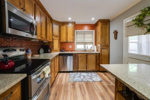 Mt Dora Garden Cottage with Patios, Walk to Downtown in Mount Dora, USA