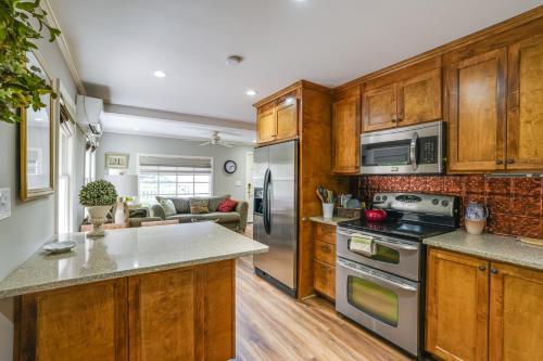 Mt Dora Garden Cottage with Patios, Walk to Downtown in Mount Dora, USA