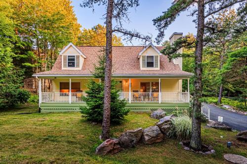 5mi to Big Boulder Hot tub Patio Firepit Fast WiFi 5mi to Big Boulder Hot tub Patio Firepit Fast WiFi