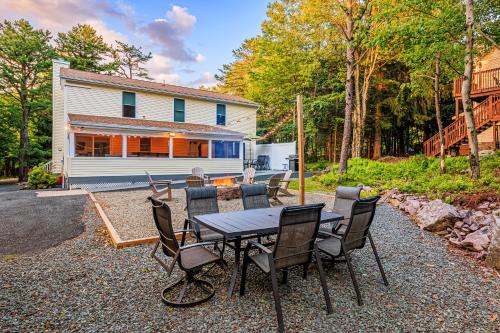 5mi to Big Boulder Hot tub Patio Firepit Fast WiFi 5mi to Big Boulder Hot tub Patio Firepit Fast WiFi