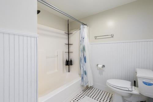 5mi to Big Boulder Hot tub Patio Firepit Fast WiFi 5mi to Big Boulder Hot tub Patio Firepit Fast WiFi