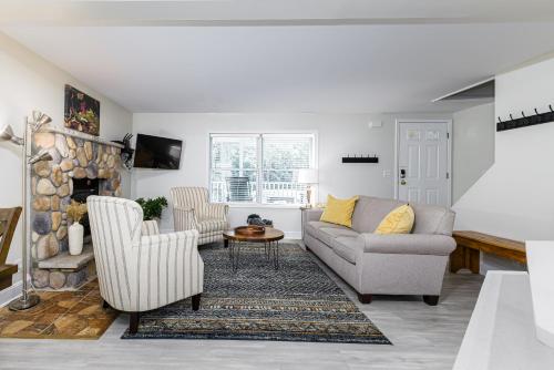 5mi to Big Boulder Hot tub Patio Firepit Fast WiFi 5mi to Big Boulder Hot tub Patio Firepit Fast WiFi