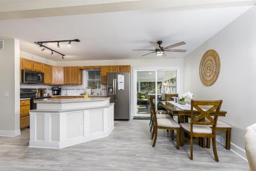 5mi to Big Boulder Hot tub Patio Firepit Fast WiFi 5mi to Big Boulder Hot tub Patio Firepit Fast WiFi