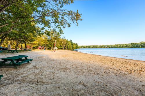 5mi to Big Boulder Hot tub Patio Firepit Fast WiFi 5mi to Big Boulder Hot tub Patio Firepit Fast WiFi