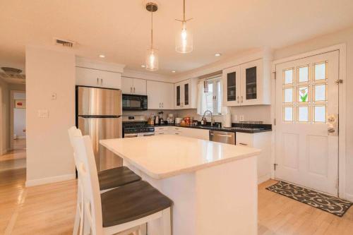 Boston Luxury 3BR-Near Airport-Beach thumb 2
