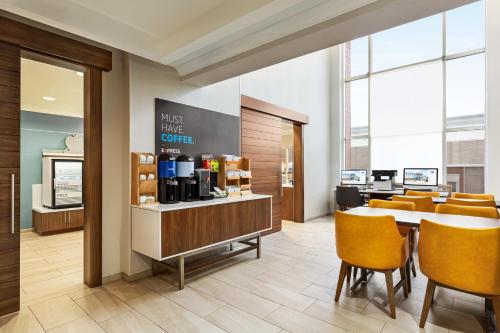 홀리데이 인 익스프레스 & 스위트 터스칼루사-유니버시티 바이 IHG - 식음료(F&B)