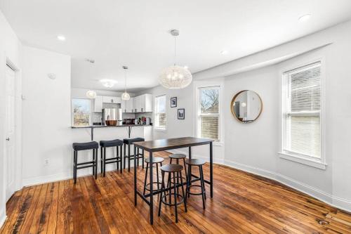 Modern 2 Bedroom Apartment with Free Parking and Pets in Detroit, USA