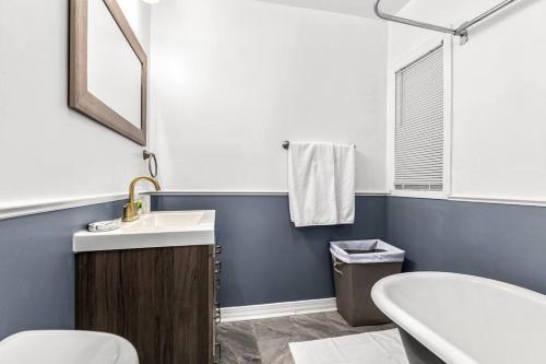 Modern 2 Bedroom Apartment with Free Parking and Pets in Detroit, USA