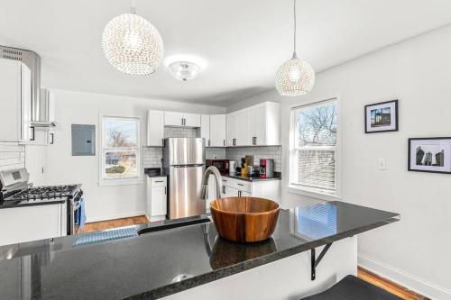 Modern 2 Bedroom Apartment with Free Parking and Pets in Detroit, USA