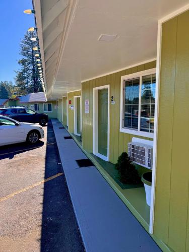 Chalet Motel - image 8