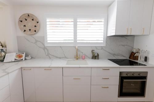 Manly Beachfront Stays - 3 Bedroom with Garden - image 11