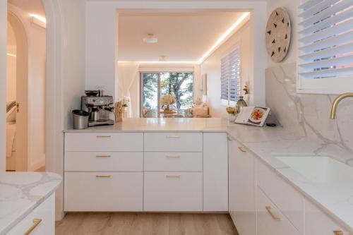 Manly Beachfront Stays - 3 Bedroom with Garden - image 8