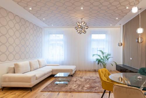 Oktogon Luxury Suite - Tap to explore photos