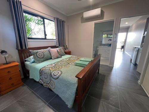 The Orchid Suite - 2 Bed 1 Bath Apartment in Cooktown in เมืองคูก