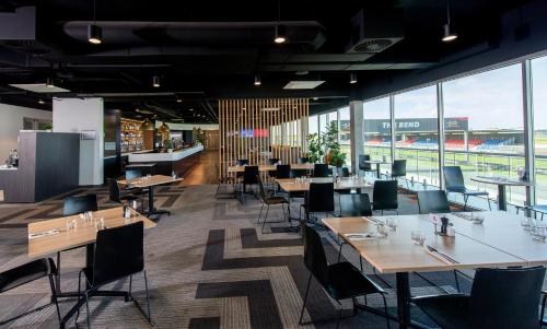 ห้องอาหาร, ริดเจส พิต เลน โฮเทล (Rydges Pit Lane Hotel) in เทเลม เบนด์