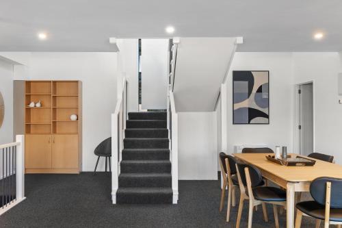 Panorama Views - with 2 car garage - image 3