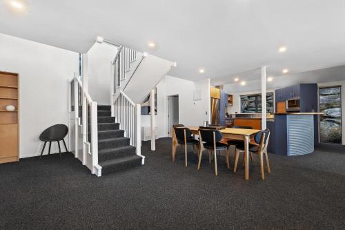 Panorama Views - with 2 car garage - image 7