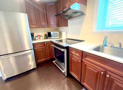 COZY Great 2bed-2bath Independent Basement suit Holiday Home in North Delta in Delta, Canada