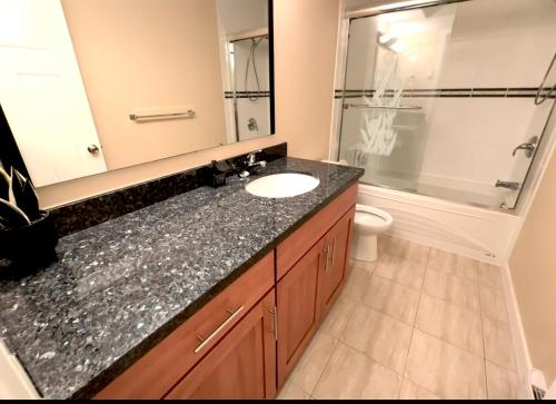 COZY Great 2bed-2bath Independent Basement suit Holiday Home in North Delta in Delta, Canada