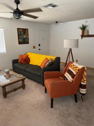 Quaint Vintage Ranch Style 4BedRoom 2Bath Sleeps 10 in Lancaster, USA