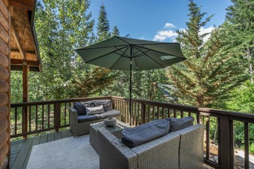 Raven Haven Lodge by NW Comfy Cabins