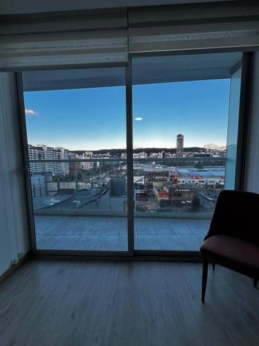 Depa de 3 dormitorios con piscina jacuzzi y parking gratis - image 3