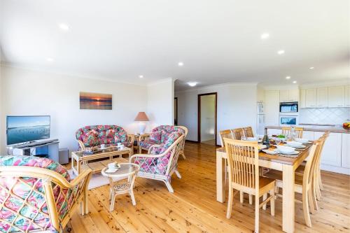 10 Garuwa Street - Fabulous Fingal Bay water views in Fingal Bay