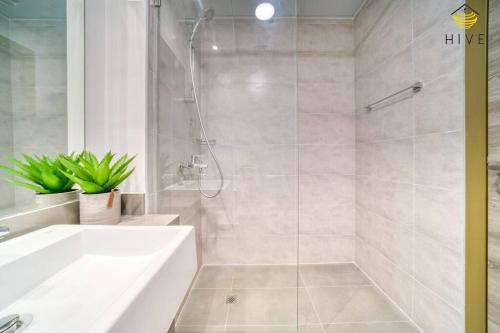 Stunning Studio in Bloom Towers - image 12