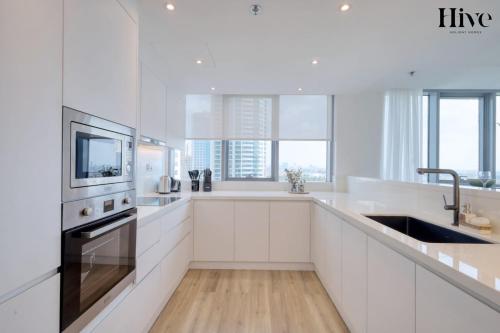 Luxury 3 Bedroom Apt with Golf Course Views - image 8