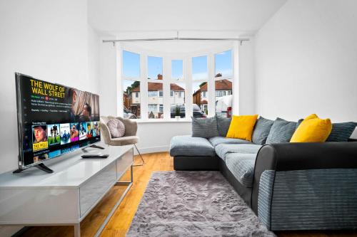 The Rock, Elegant 4 Bedroom House, Solihull, close to NEC, sleeps 8