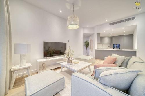Gorgeous 2 Bedroom Apartment With Sea Views - image 2